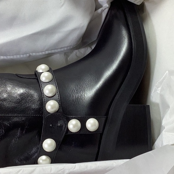 Jimmy Choo
Tonya 70 leather boots. Note one pearl is off(refer to the picture) - Picture 9 of 13